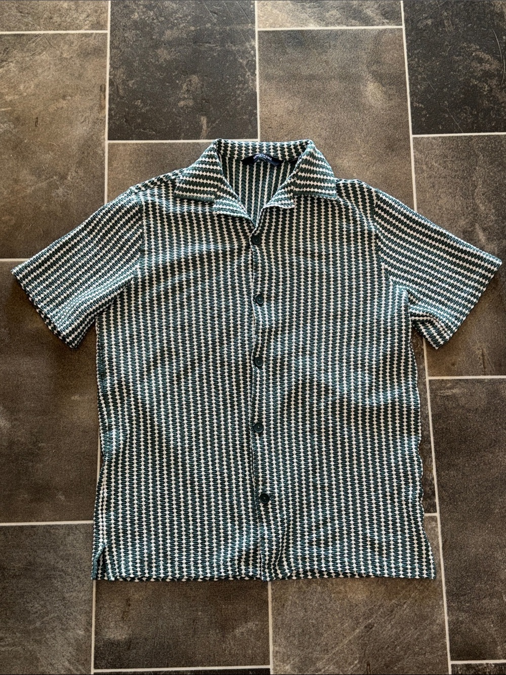 Men's Short-Sleeve Button Shirt in green and white